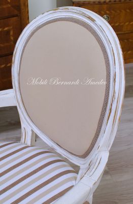 Poltroncina con braccioli in stile classico con seduta e schienale imbottiti finitura molto anticata e consumata tipo shabby